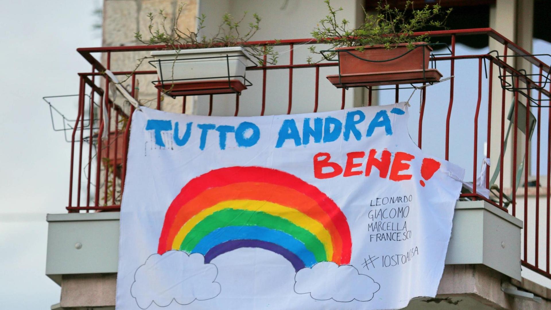 "Alles wird gut" hat jemand auf Italienisch auf ein Laken in Verona geschrieben und dieses über ein Balkongeländer gehängt