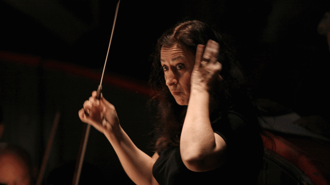 Die Dirigentin Simone Young bei der Arbeit 2005 in Wien.