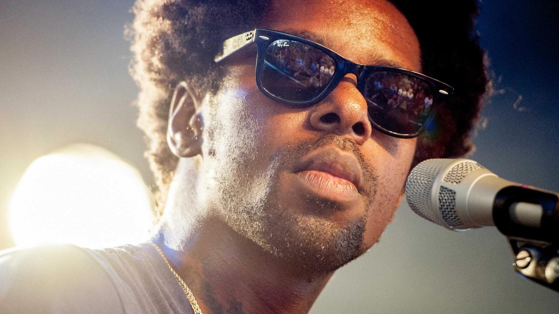 Der US-amerikanische Sänger Curtis Harding bei einem Konzert auf dem Lowlands Music Festival in Biddinghuizen, Niederlande am 21. August 2015. Der US-amerikanische Sänger Curtis Harding bei einem Konzert auf dem Lowlands Music Festival in Biddinghuizen, Niederlande am 21. August 2015.