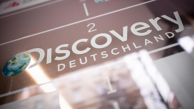 Das Logo des Medienunternehmens "Discovery Deutschland" an seiner Zentrale in München.