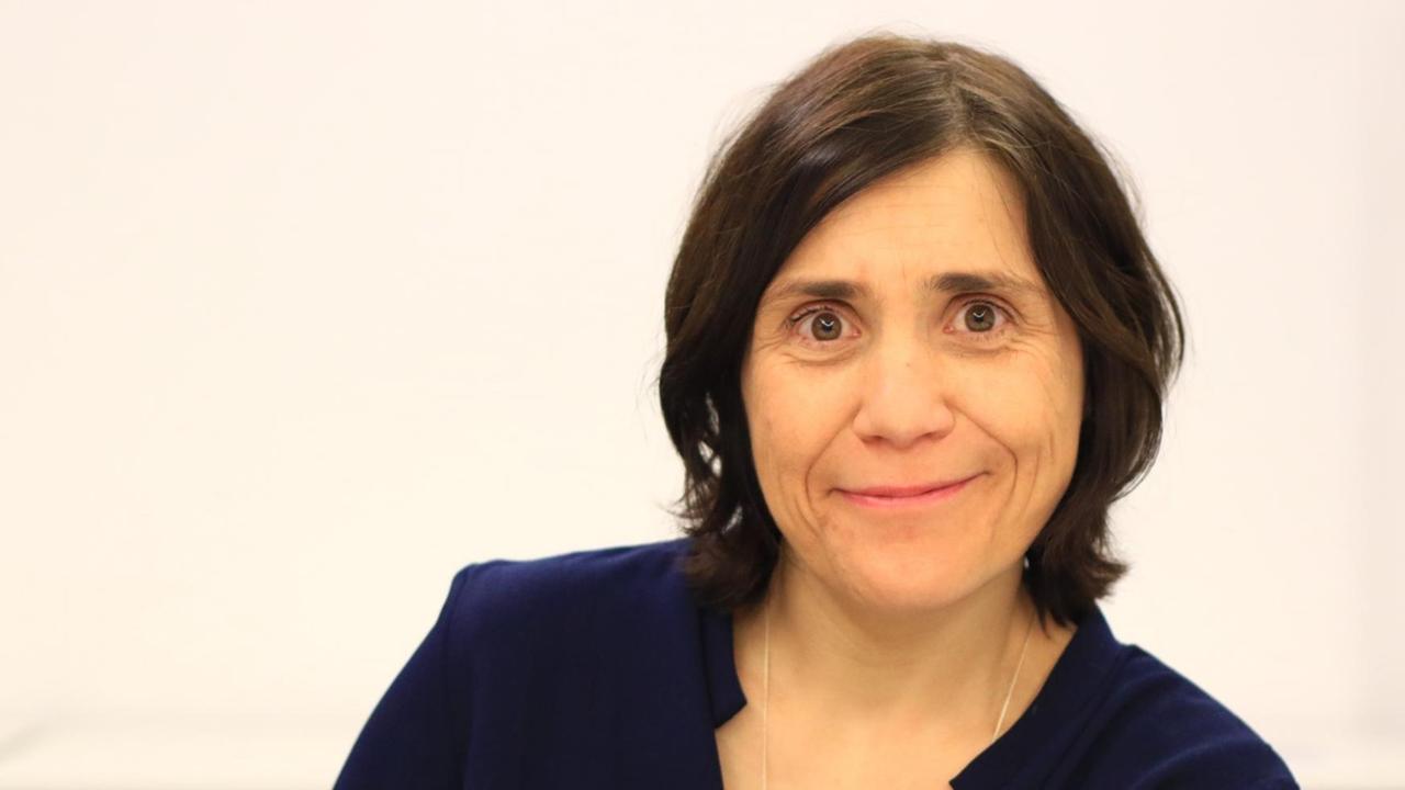 Porträt von Benedicte Savoy. Sie blickt geradeaus in die Kamera. Porträt von Benedicte Savoy. Sie blickt geradeaus in die Kamera.