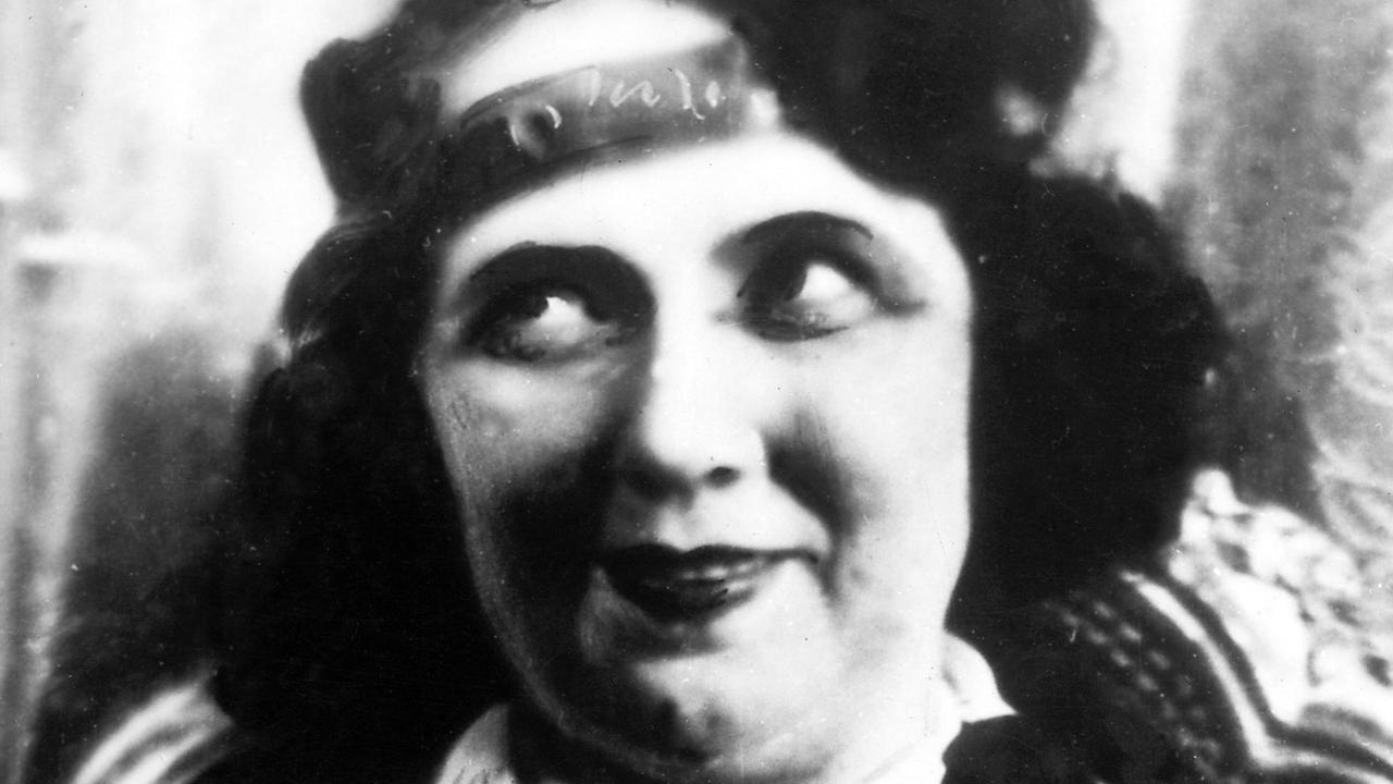 Die Schauspielerin und Kabarettistin Claire Waldoff (undatiert). Die für sie typische Schnodderigkeit und "Berliner Schnauze" setzte sie erfolgreich im Kabarett und als Chansonsängerin ein. Claire Waldoff wurde am 21. Oktober 1884 in Gelsenkirchen geboren und verstarb am 22. Januar 1957 in Bad Reichenhall. Die Schauspielerin und Kabarettistin Claire Waldoff (undatiert). Die für sie typische Schnodderigkeit und "Berliner Schnauze" setzte sie erfolgreich im Kabarett und als Chansonsängerin ein. Claire Waldoff wurde am 21. Oktober 1884 in Gelsenkirchen geboren und verstarb am 22. Januar 1957 in Bad Reichenhall.