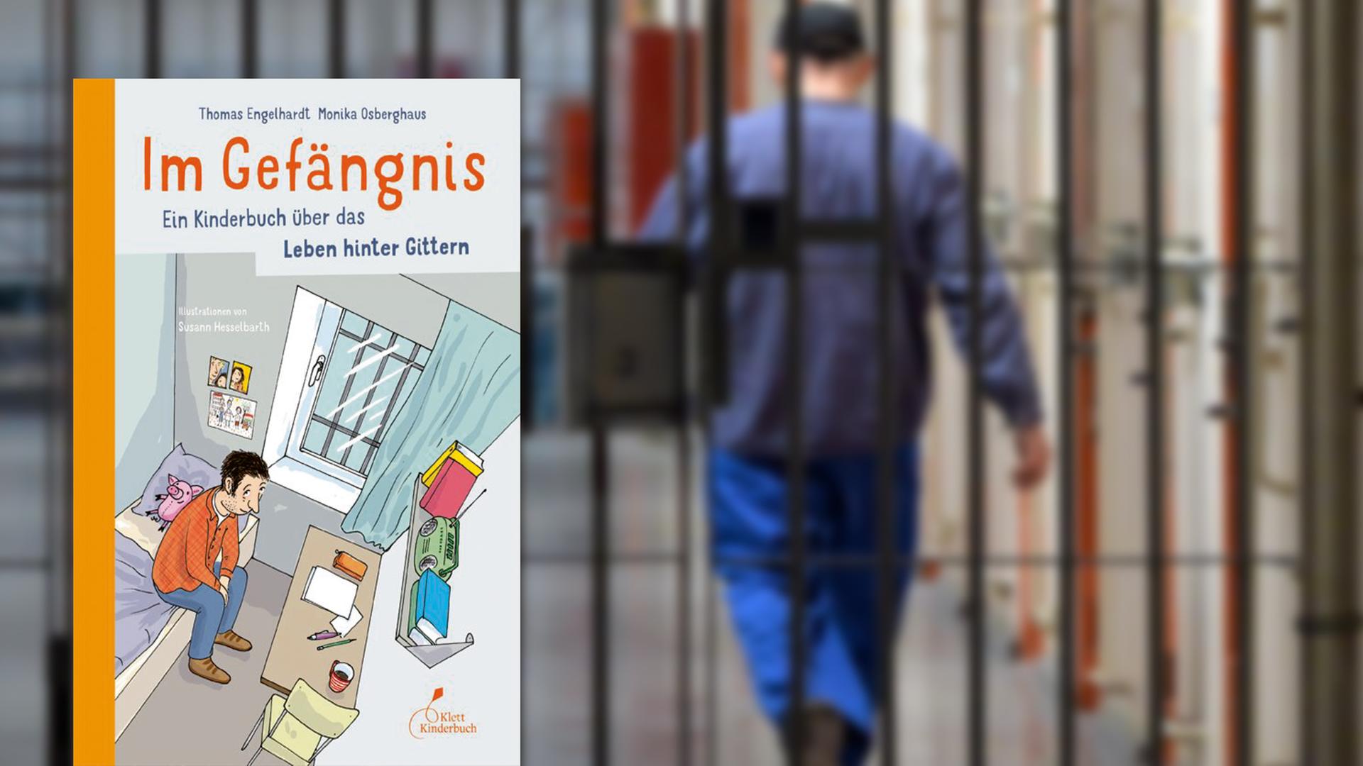 Im Vordergrund das Buchcover von "Im Gefängnis", im Hintergrund ein Häftling, der von einer Gittertür weggeht. Im Vordergrund das Buchcover von "Im Gefängnis", im Hintergrund ein Häftling, der von einer Gittertür weggeht.