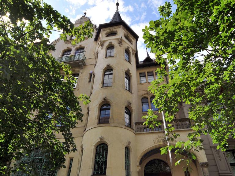 Ansicht der Villa Grisebach in der Berliner Fasanenstraße, wo das gleichnamige Auktionshaus untergebracht ist. Es ist ein mehrstöckiges Gebäude mit einem Turm auf der Spitze.