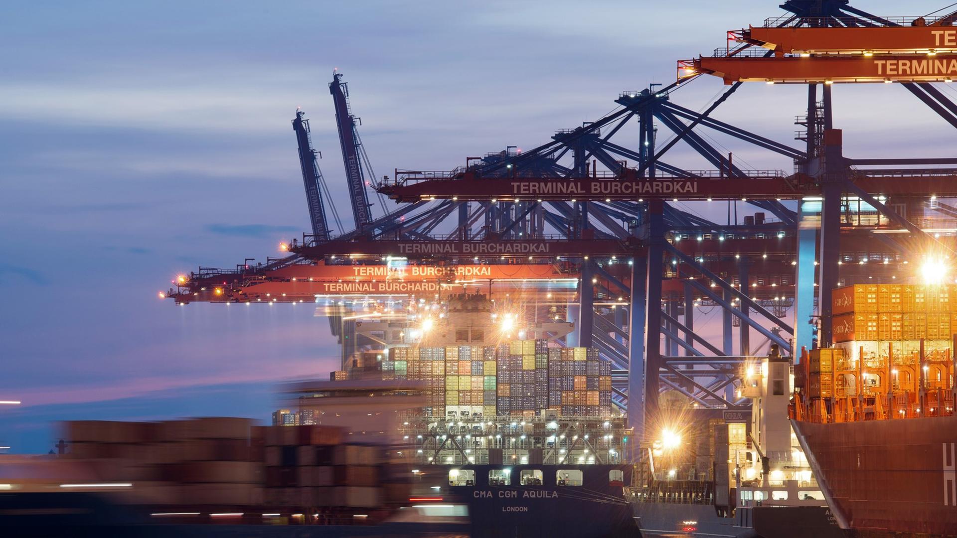 Containerschiffe kurz nach Sonnenuntergang im Hamburger Hafen am Terminal Burchardkai Containerschiffe kurz nach Sonnenuntergang im Hamburger Hafen am Terminal Burchardkai