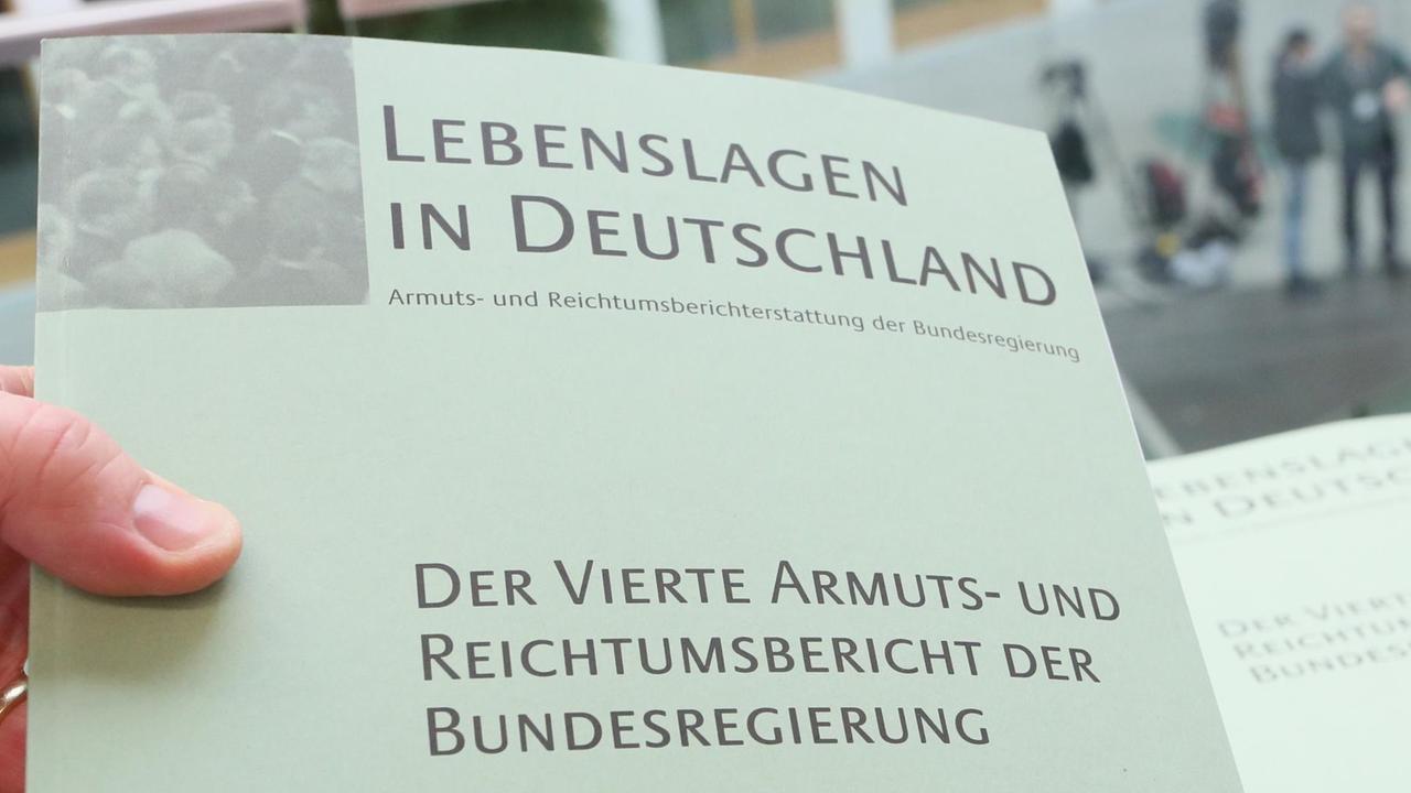 Ein Farbfoto zeigt eine Broschüre mit dem Schriftzug "Der vierte Armuts- und Reichtumsbericht der Bundesregierung" "Der vierte Armuts- und Reichtumsbericht der Bundesregierung" ist am 06.03.2013 in Berlin zu sehen. Foto: Stephanie Pilick/dpa Der Bericht Lebenslagen in Deutschland – Armuts- und Reichtumsbericht der Bundesregierung hier die vierte Ausgabe, erschienen 2013 Ein Farbfoto zeigt eine Broschüre mit dem Schriftzug "Der vierte Armuts- und Reichtumsbericht der Bundesregierung" "Der vierte Armuts- und Reichtumsbericht der Bundesregierung" ist am 06.03.2013 in Berlin zu sehen. Foto: Stephanie Pilick/dpa Der Bericht Lebenslagen in Deutschland – Armuts- und Reichtumsbericht der Bundesregierung hier die vierte Ausgabe, erschienen 2013
