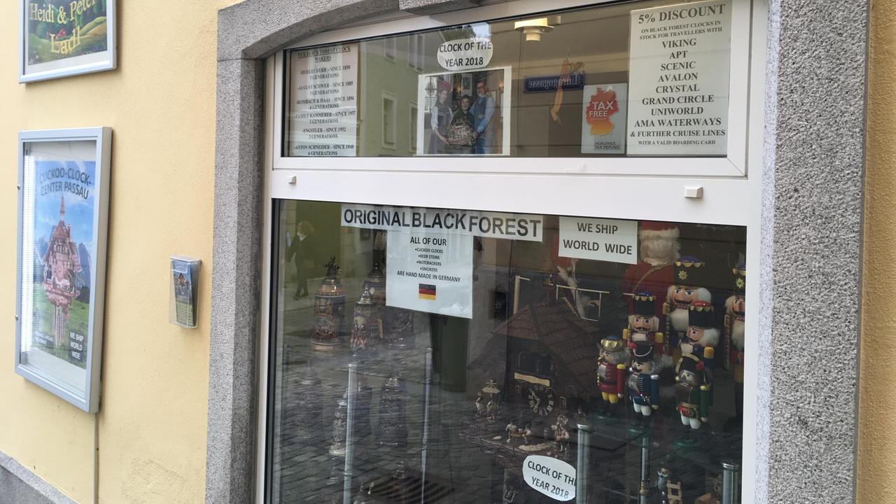 Blick in das Schaufenster eines Andenkengeschäfts in der Passauer Altstadt. Blick in das Schaufenster eines Andenkengeschäfts in der Passauer Altstadt.