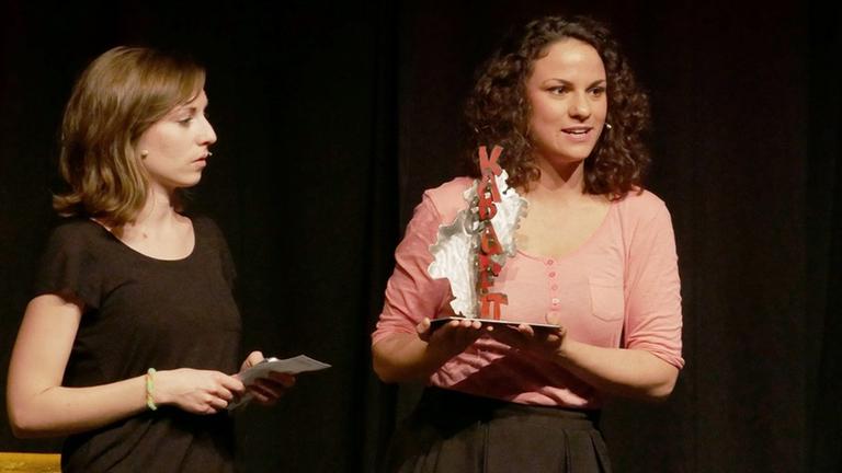 Das Kabarettduo "Flüsterzeiweck" mit einer Trophäe des Hessischen Kabarettpreises. Das Kabarettduo "Flüsterzeiweck" mit einer Trophäe des Hessischen Kabarettpreises.