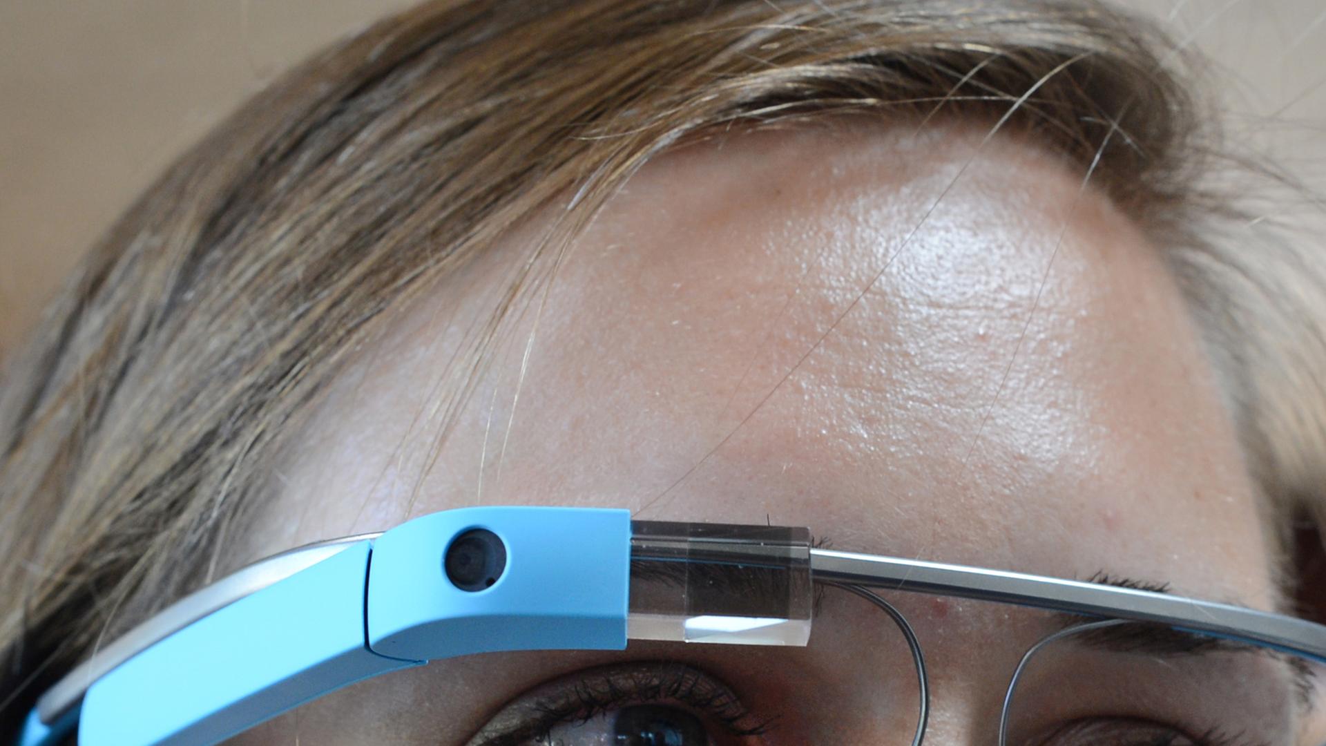 Eine Frau trägt die Datenbrille Google Glass. Eine Frau trägt die Datenbrille Google Glass.