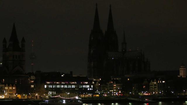 Während Anhänger des islamkritischen "Pegida"-Bündnisses in Köln demonstrieren, wurde die Außenbeleuchtung des Kölner Doms abgeschaltet, um ein Zeichen gegen Fremdenfeindlichkeit zu setzen.