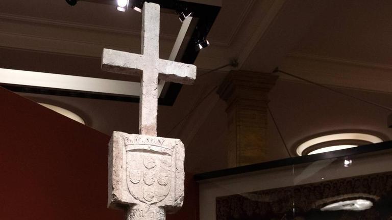 Das Deutsche Historische Museum (DHM) in Berlin gibt die Kreuzkapsaeule Cape Cross (Foto) offiziell an Namibia zurueck. Die rund 3,5 Meter und ueber eine Tonne schwere Saeule mit Steinkreuz war in der Kolonialzeit vor 125 Jahren unter Kaiser Wilhelm II. von Namibia nach Deutschland gelangt, wie DHM-Praesident Raphael Gross am Freitag (17.05.2019) in Berlin betonte. Das Deutsche Historische Museum (DHM) in Berlin gibt die Kreuzkapsaeule Cape Cross (Foto) offiziell an Namibia zurueck. Die rund 3,5 Meter und ueber eine Tonne schwere Saeule mit Steinkreuz war in der Kolonialzeit vor 125 Jahren unter Kaiser Wilhelm II. von Namibia nach Deutschland gelangt, wie DHM-Praesident Raphael Gross am Freitag (17.05.2019) in Berlin betonte.
