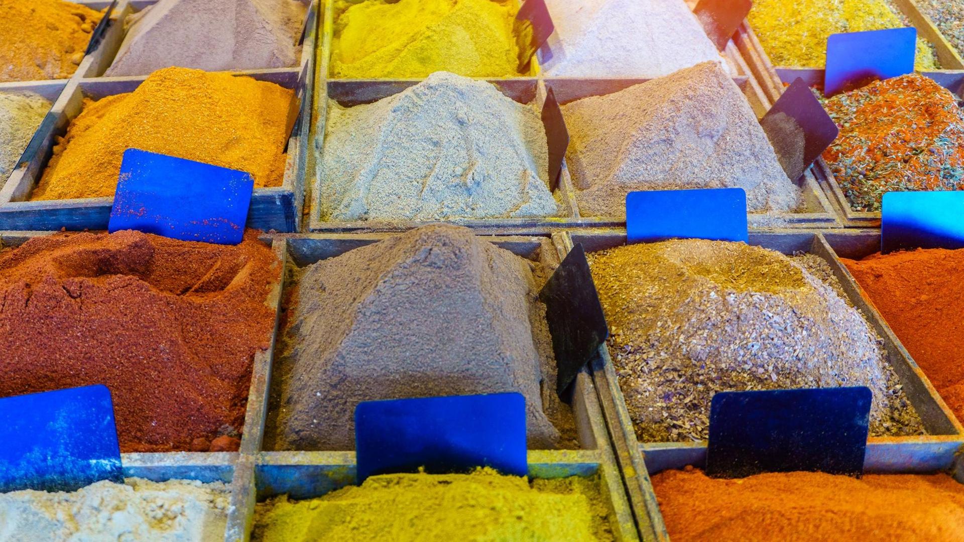 Unterschiedliche bunte Gewürze nebeneinander Unterschiedliche bunte Gewürze nebeneinander