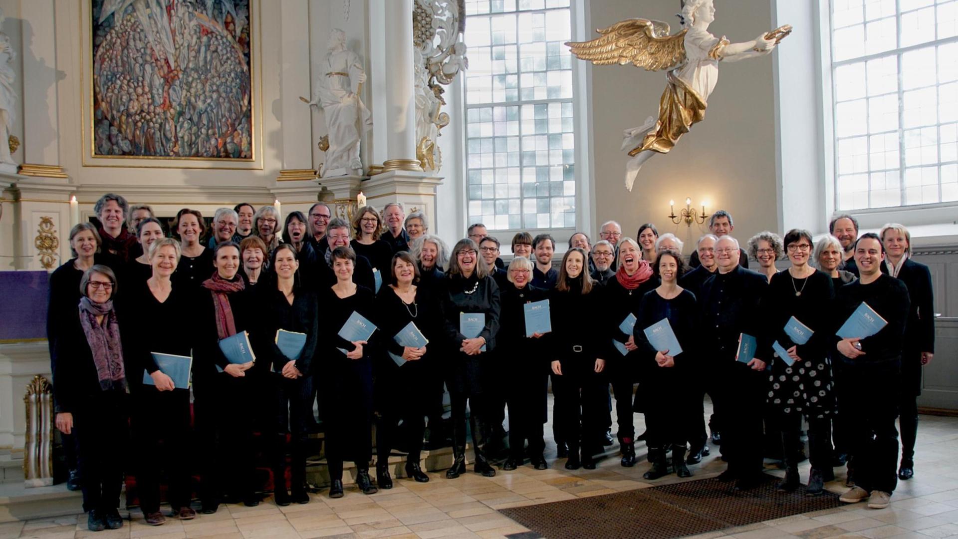 Gruppenbild des Chores im Altarraum einer Kirche. Gruppenbild des Chores im Altarraum einer Kirche.