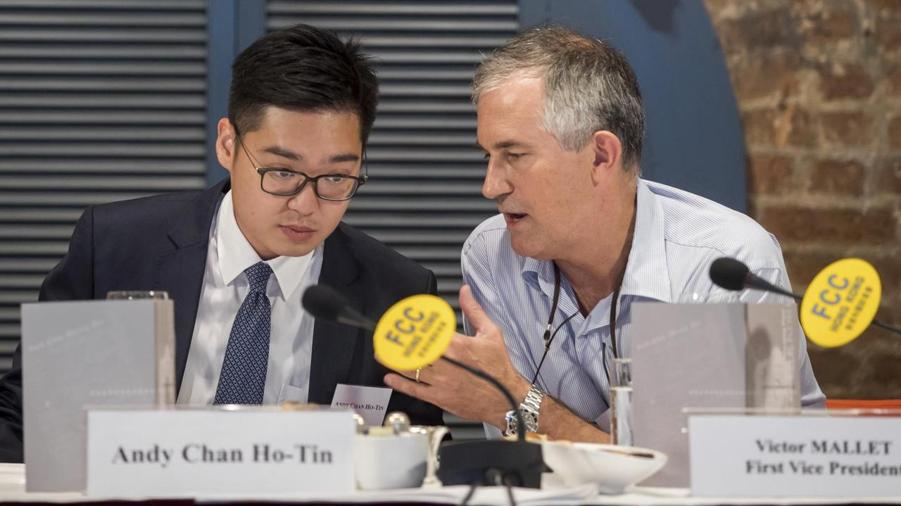 Journalist Victor Mallet (r) im Gespräch mit Lokalpolitiker Andy Chan am 14. August 2018 in Hongkong.Zwei Männer sitzen an einem Tisch und unterhalten sich.