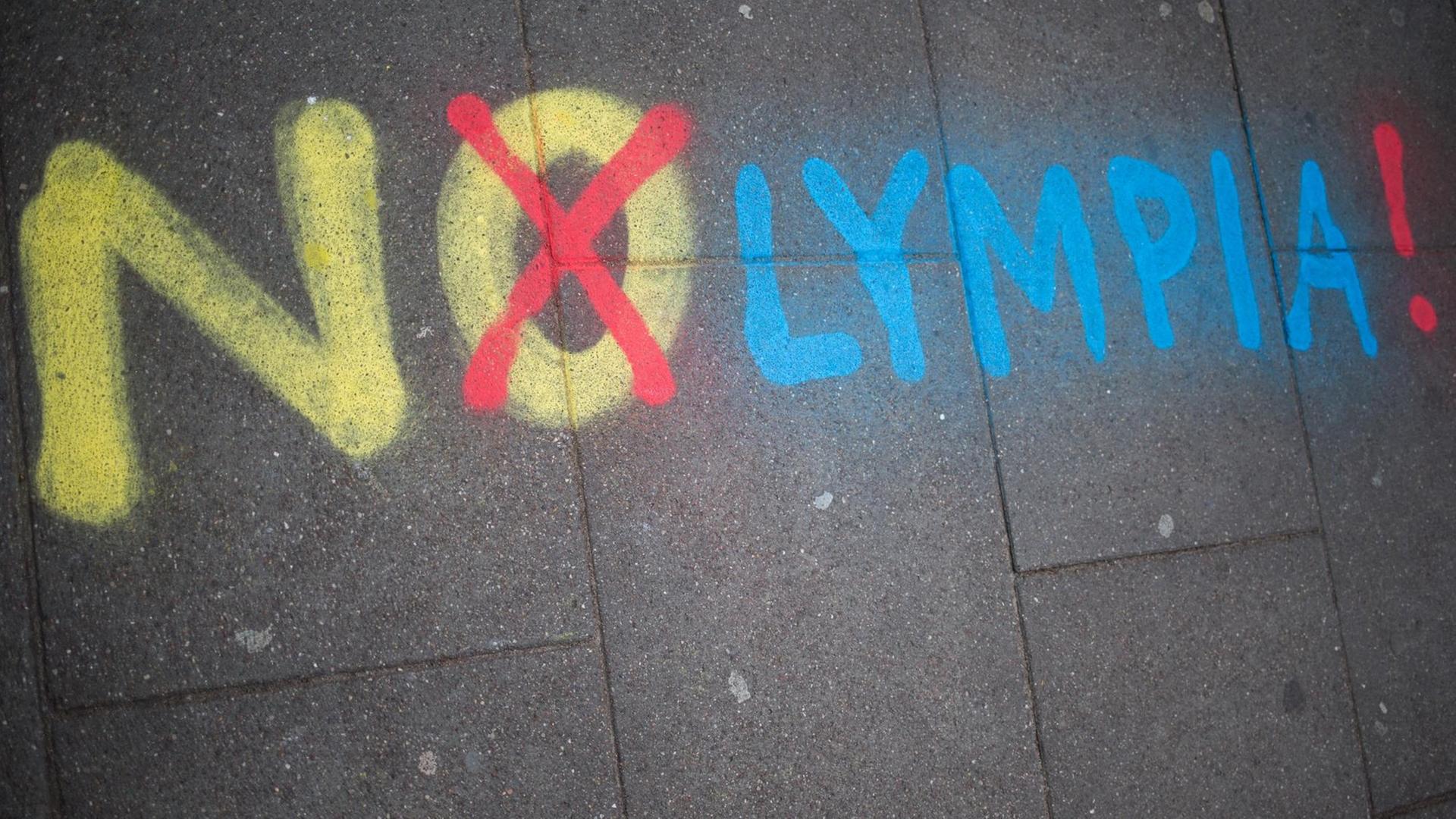 Der Schriftzug «NOlympia!» von Olympia-Gegner ist am 24.11.2015 auf den Boden am Ausgang einer U-Bahnstation zu sehen. Der Schriftzug «NOlympia!» von Olympia-Gegner ist am 24.11.2015 auf den Boden am Ausgang einer U-Bahnstation zu sehen.