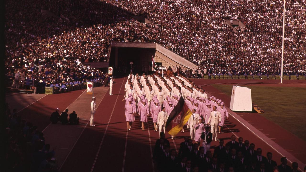 Olympia 1964 in Tokio, Eröffnungsfeier: Einmarsch der gesamtdeutschen Mannschaft. Olympia 1964 in Tokio, Eröffnungsfeier: Einmarsch der gesamtdeutschen Mannschaft.