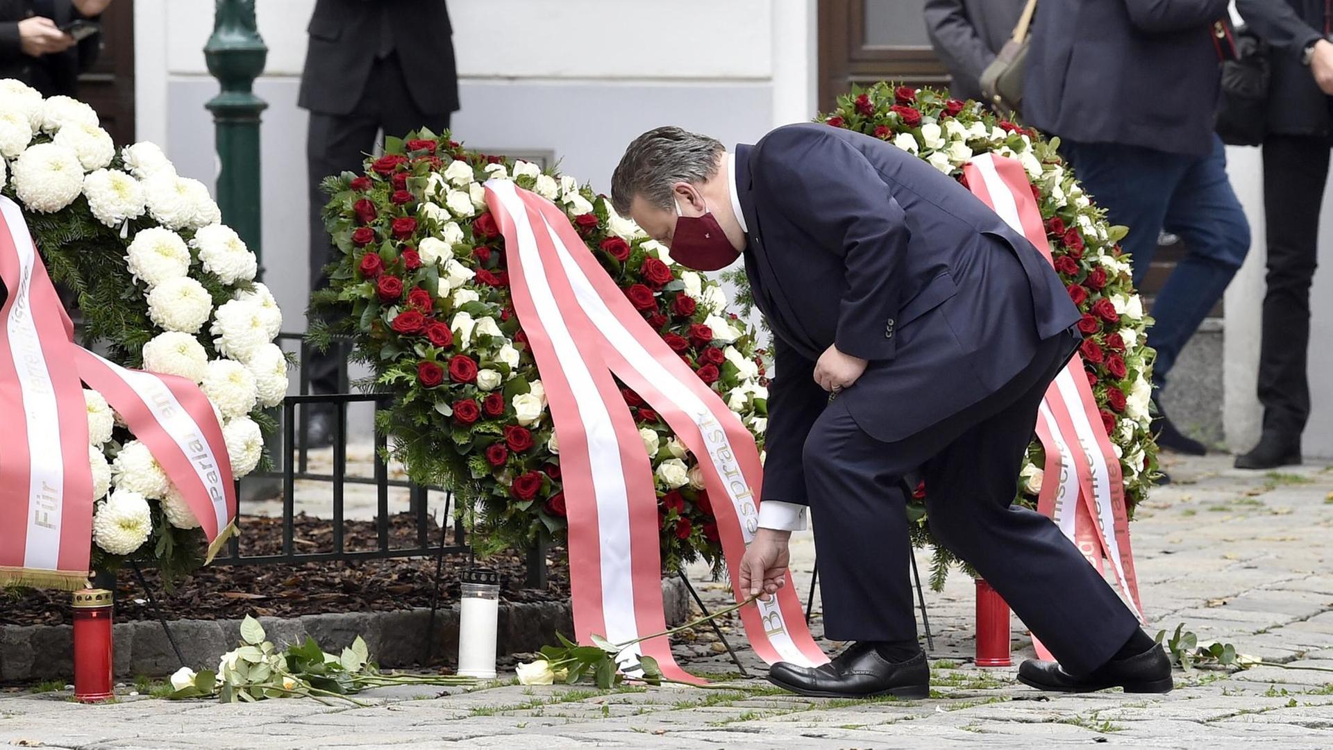 Wiener Bürgermeister Michael Ludwig legt im Bereich des Tatorts des Terroranschlags einen Kranz nieder. Wiener Bürgermeister Michael Ludwig legt im Bereich des Tatorts des Terroranschlags einen Kranz nieder.