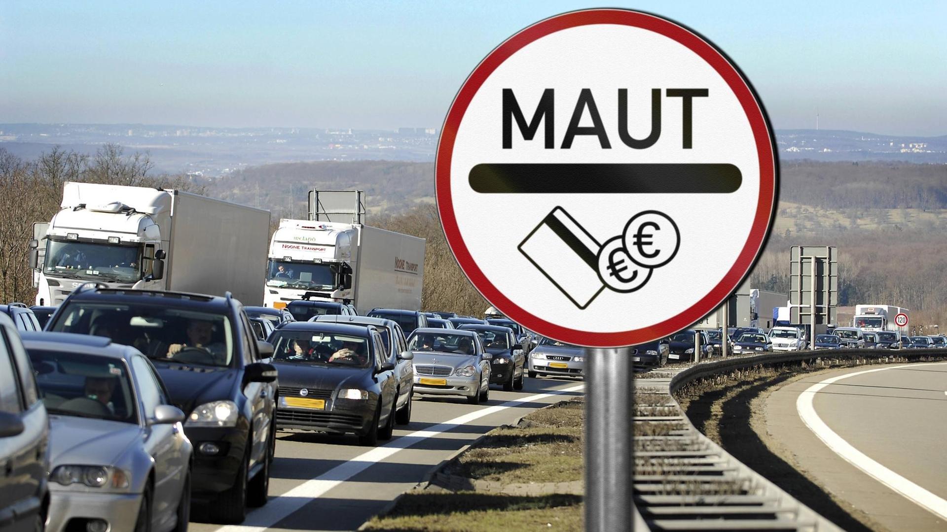 Das Symbolfoto zeigt ein Maut-Schild neben einer vollen Autobahn.