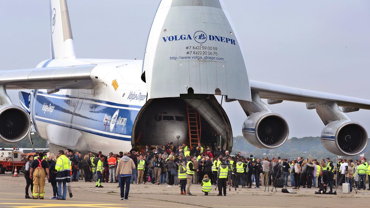 Im Innenraum einer russischen Transportmaschine Antonow Typ AN 124 ist am 23.09.2017 auf dem Flughafen von Friedrichshafen (Baden-Württemberg) der Rumpf der ehemaligen Lufthansa-Maschine "Landshut" zu sehen. Im Innenraum einer russischen Transportmaschine Antonow Typ AN 124 ist am 23.09.2017 auf dem Flughafen von Friedrichshafen (Baden-Württemberg) der Rumpf der ehemaligen Lufthansa-Maschine "Landshut" zu sehen.