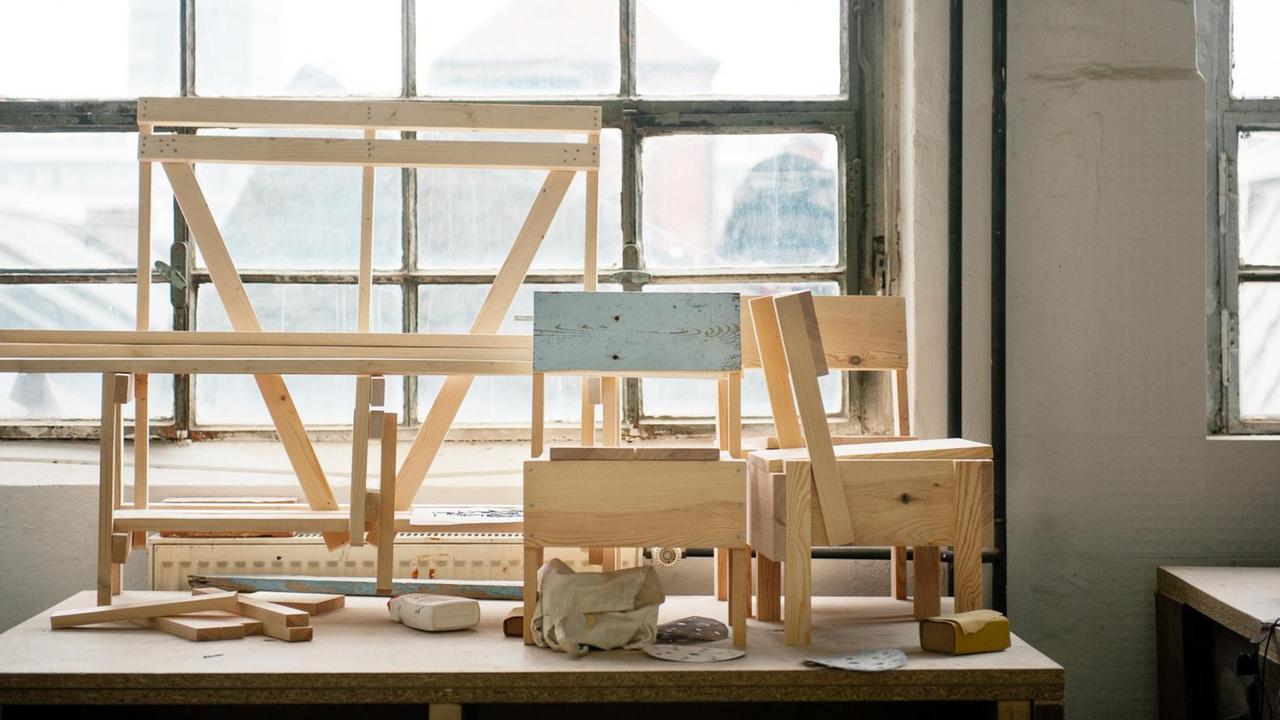 In der Werkstatt CUCULA stehen Stühle im Design von Enzo Mari am Fenster. Diese werden dort von Flüchtlingen gebaut.