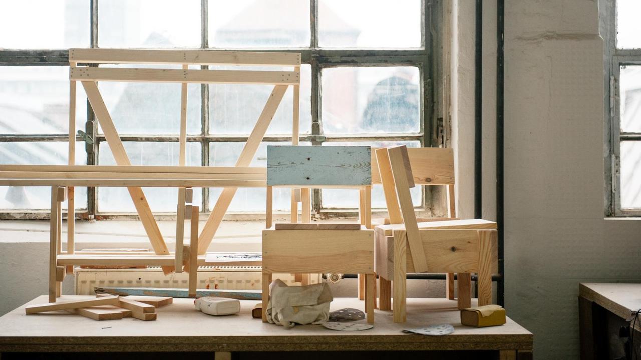 In der Werkstatt CUCULA stehen Stühle im Design von Enzo Mari am Fenster. Diese werden dort von Flüchtlingen gebaut. In der Werkstatt CUCULA stehen Stühle im Design von Enzo Mari am Fenster. Diese werden dort von Flüchtlingen gebaut.
