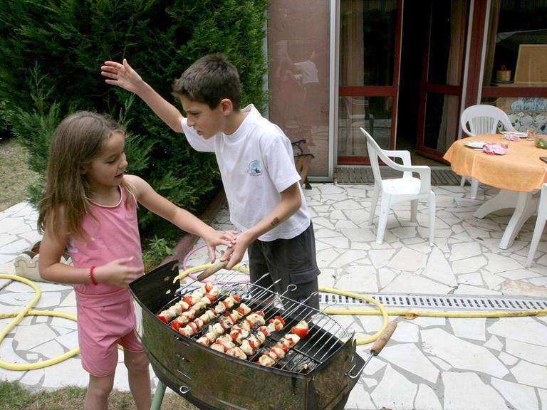 Geschwisterstreit am Familiengrill