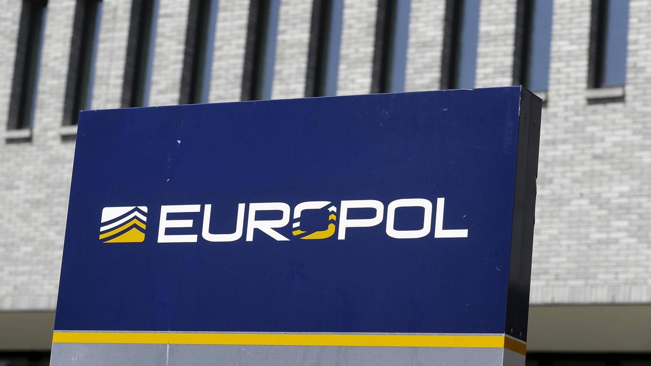 Das Logo von Europol am Hauptquartier in Den Haag.