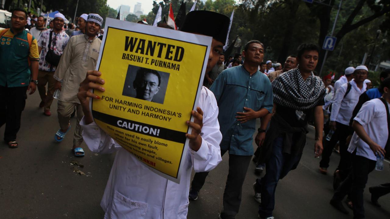 Protest von Muslimen gegen den christlichen Gouverneur Ahok im November 2016 in Jakarta. Protest von Muslimen gegen den christlichen Gouverneur Ahok im November 2016 in Jakarta.