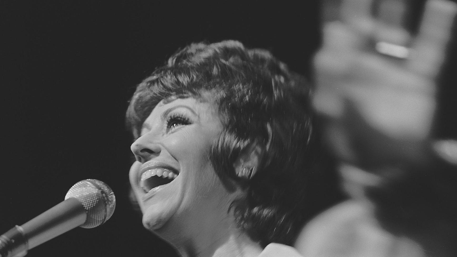 Caterina Valente bei einem Auftritt 1970. Caterina Valente bei einem Auftritt 1970.