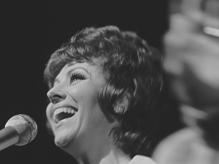 Caterina Valente bei einem Auftritt 1970.