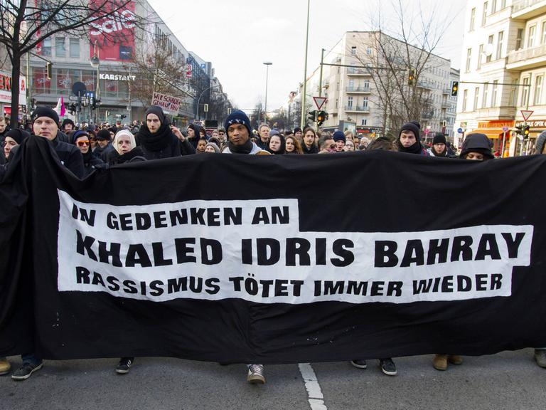 Demonstranten in Berlin tragen ein Trauerbanner in Gedenken an den getöteten Flüchtling Khaled aus Eritrea.