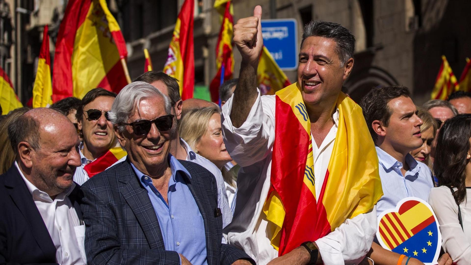 Literaturnobelpreisträger Mario Vargas Llosa bei einer Demonstration gegen die Unabhängigkeit Kataloniens am 8.10.2017 in Barcelona Literaturnobelpreisträger Mario Vargas Llosa bei einer Demonstration gegen die Unabhängigkeit Kataloniens am 8.10.2017 in Barcelona