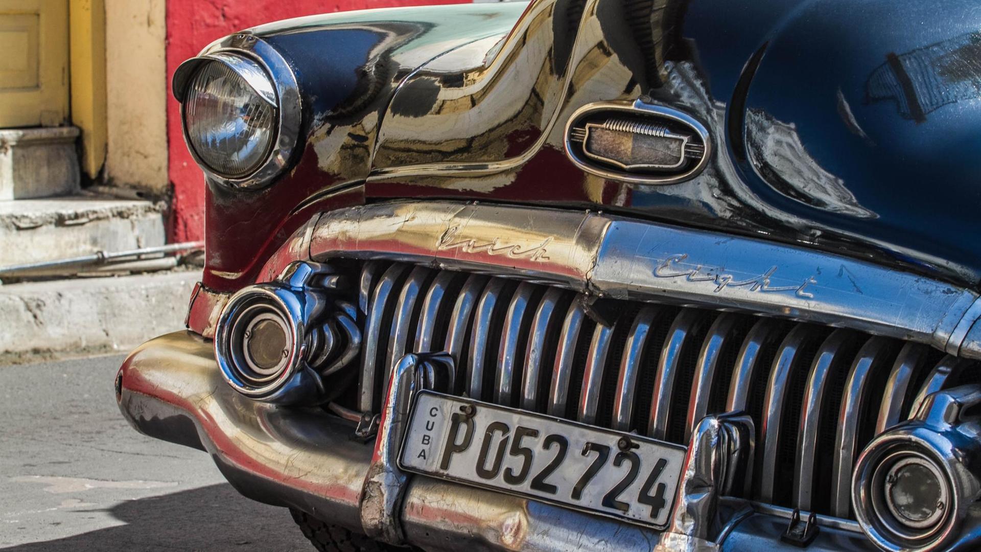 Detailaufnahme eines schwarzen Oldtimers mit kubanischem Kennzeichen Detailaufnahme eines schwarzen Oldtimers mit kubanischem Kennzeichen
