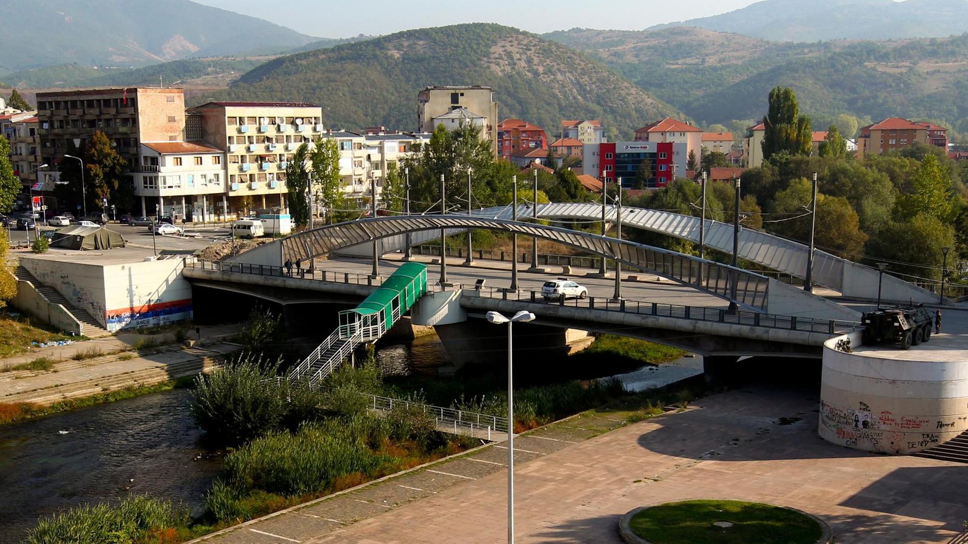 Brücke über den Fluss Ibar in Mitrovica Brücke über den Fluss Ibar in Mitrovica
