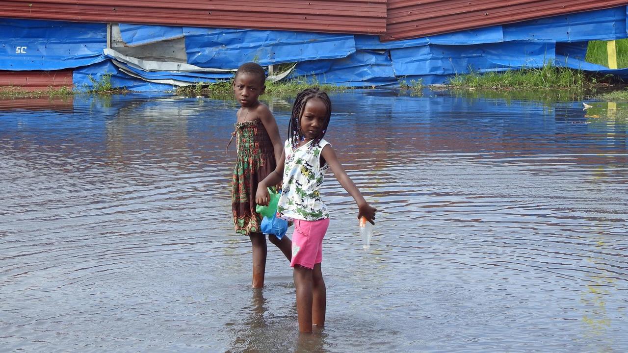 Kinder in Muhava - große Teile ihres Viertels sind überschwemmt