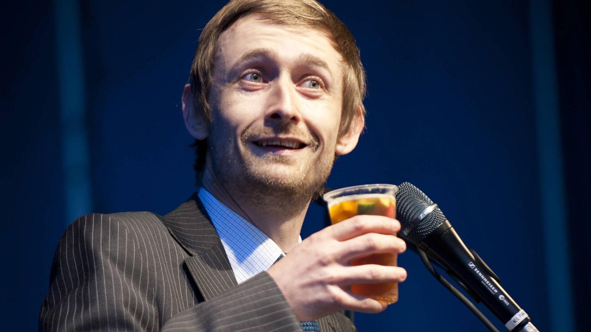 Neil Hannon von The Divine Comedy bei einem Solo-Auftritt in London zur Eröffnung der Greenwich Summer Sessions am 26.11.2011 Neil Hannon von The Divine Comedy bei einem Solo-Auftritt in London zur Eröffnung der Greenwich Summer Sessions am 26.11.2011