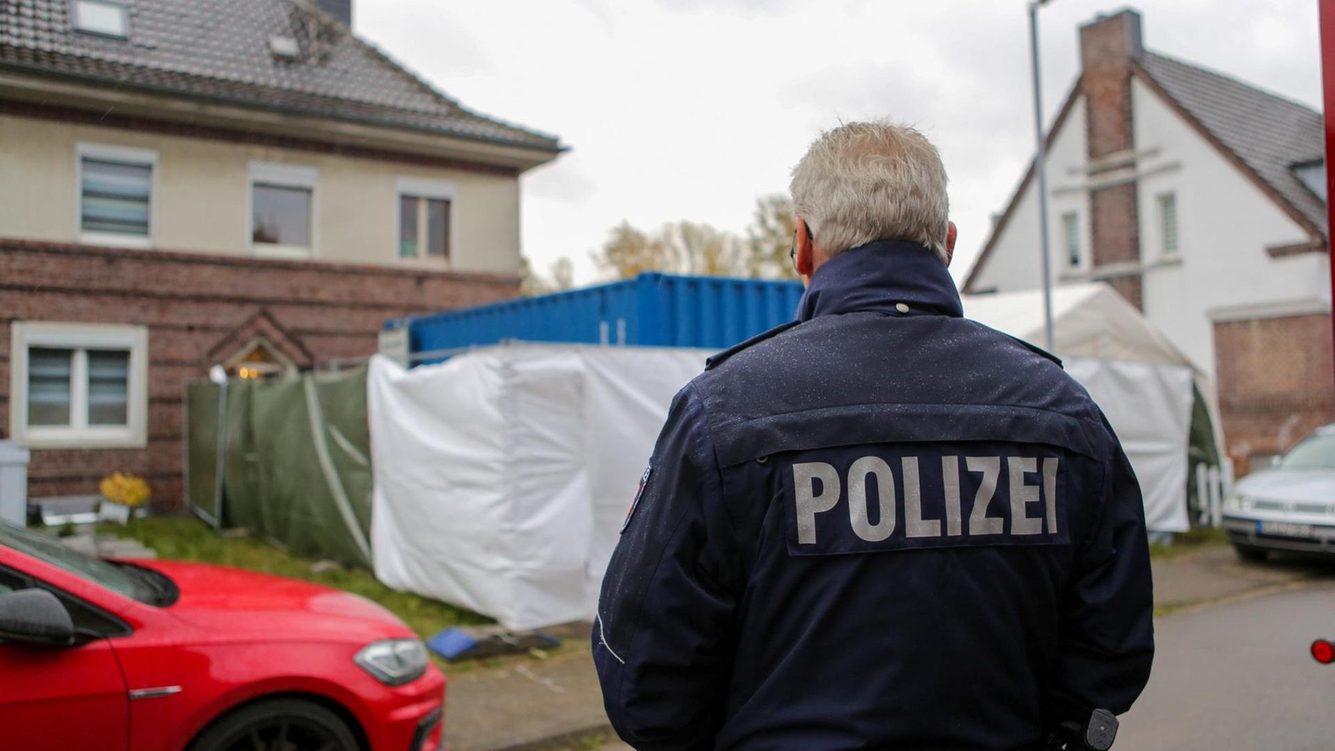 Ein Haus in Alsdorf, NRW wird von der Polizei mit Unterstützung des THW durchsucht. Hier wurde ein Verdächtiger festgenommen und seine Wohnung durchsucht. Ein Haus in Alsdorf, NRW wird von der Polizei mit Unterstützung des THW durchsucht. Hier wurde ein Verdächtiger festgenommen und seine Wohnung durchsucht.