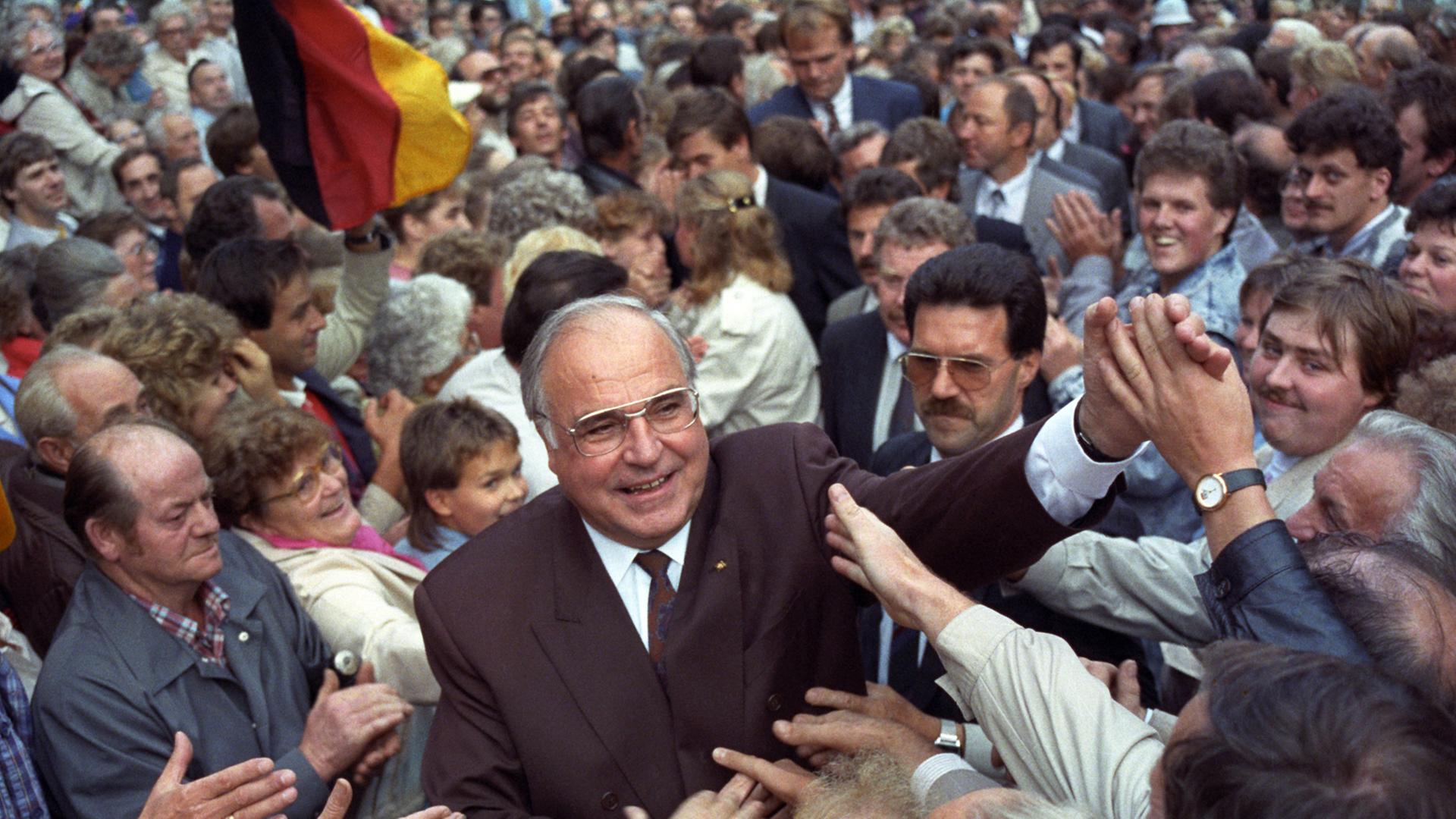 Bundeskanzler Helmut Kohl wird bei der Eröffnung des Landtagswahlkampfs in Thüringen am 05.09.1990 in Heiligenstadt von Anhängern umringt. Bundeskanzler Helmut Kohl wird bei der Eröffnung des Landtagswahlkampfs in Thüringen am 05.09.1990 in Heiligenstadt von Anhängern umringt.