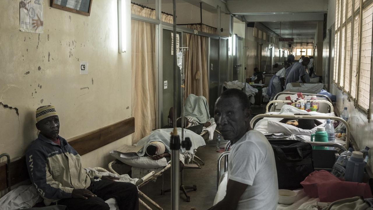 Patienten auf dem überfüllten Flur in der Station des KCMC-Hospitals in Tansania.