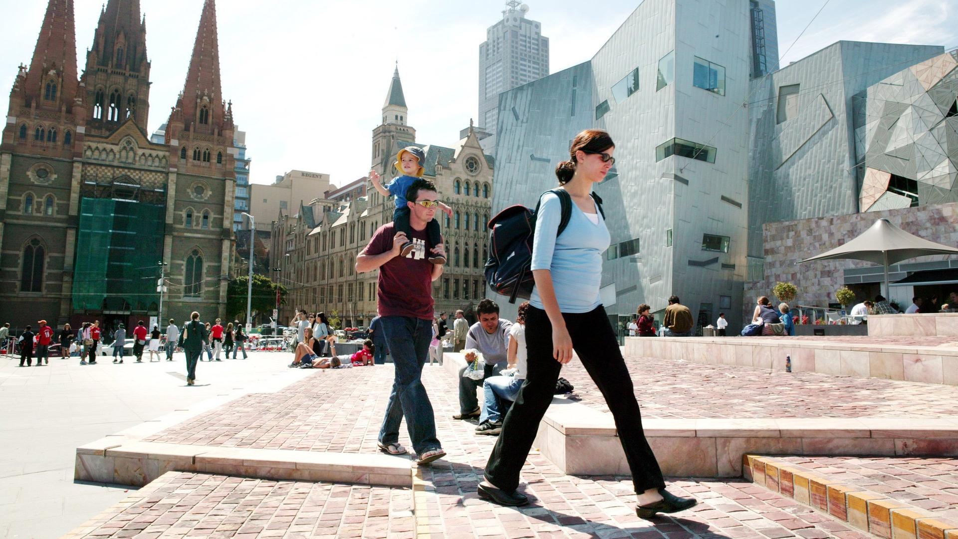 Fußgänger am Federation Square im australischen Melbourne im März 2004 Fußgänger am Federation Square im australischen Melbourne im März 2004