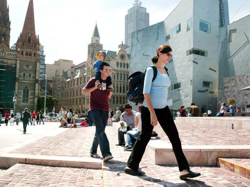 Fußgänger am Federation Square im australischen Melbourne im März 2004