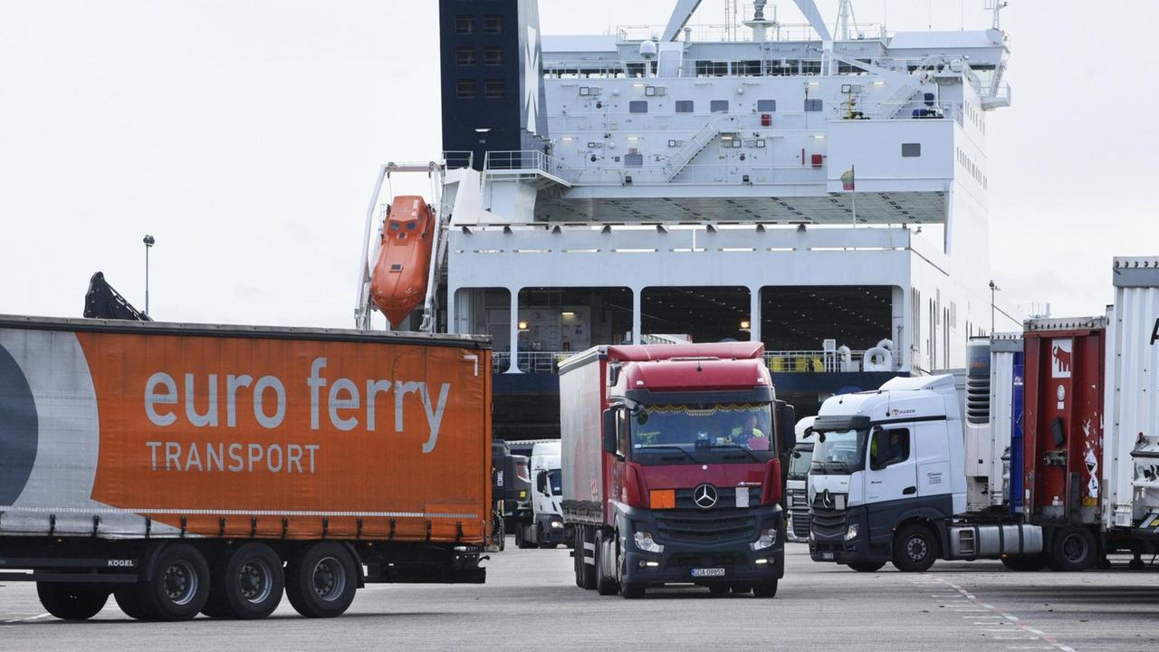 Abfertigung von Gütern am Hafen von Rotterdam Abfertigung von Gütern am Hafen von Rotterdam