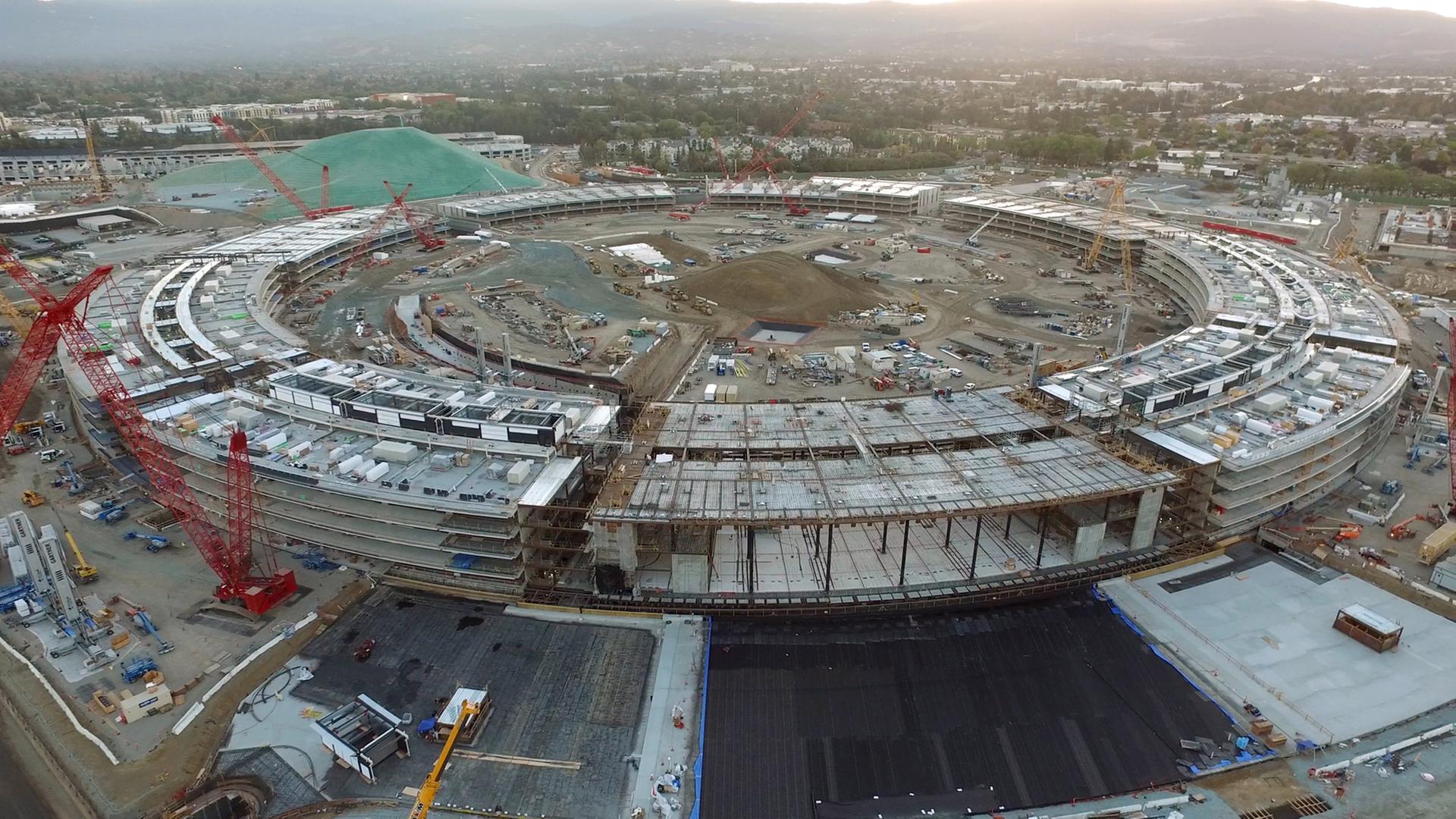 Der neue Apple Campus entsteht in Cupertino, Silicon Valley. Der neue Apple Campus entsteht in Cupertino, Silicon Valley.