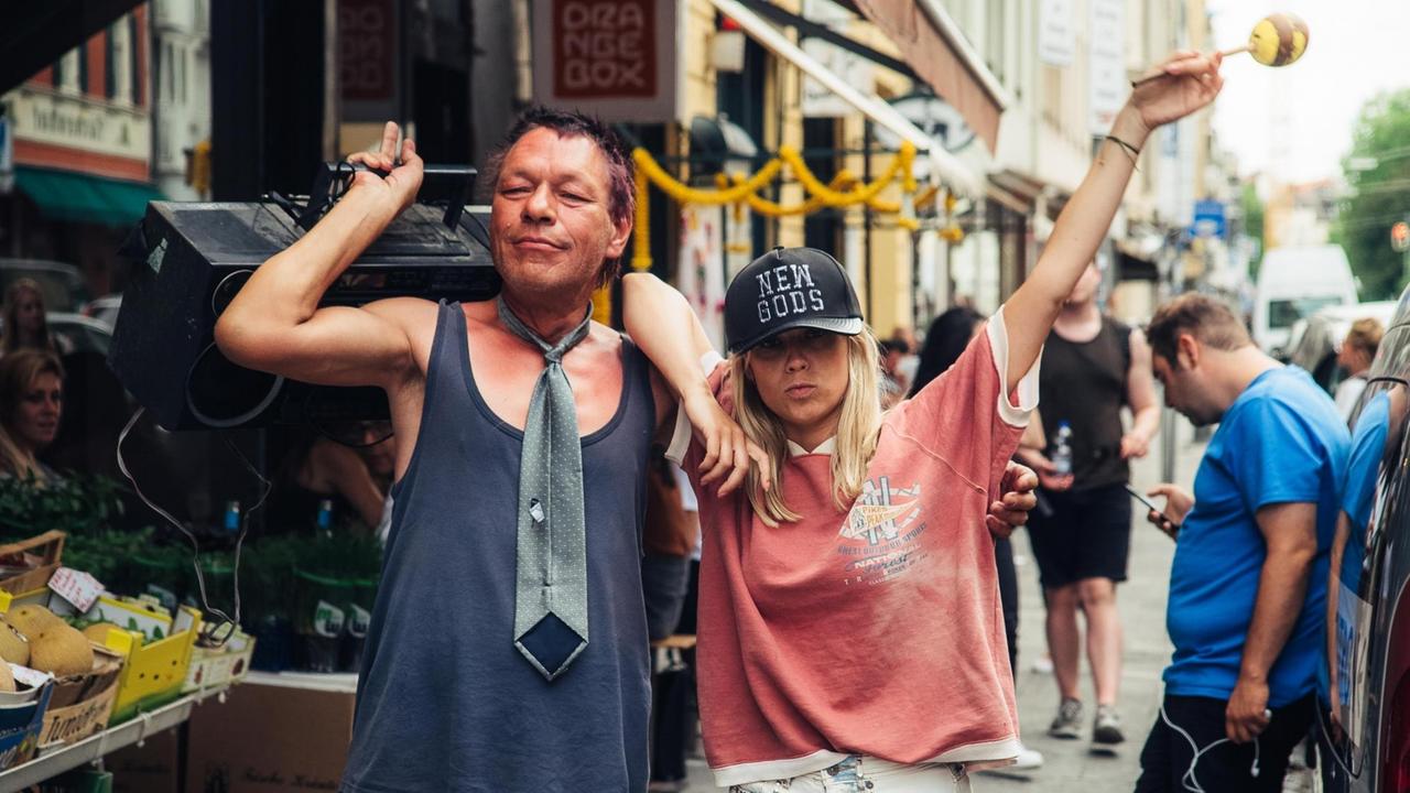 Jürgen und Judith ziehen Arm in Arm durch die Münchner Maxvorstadt. Jürgen und Judith ziehen Arm in Arm durch die Münchner Maxvorstadt.