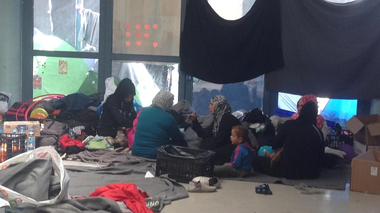 Flüchtlinge harren in der Wartehalle des Hafenterminals aus, der eigentlich für Reisende gedacht ist.