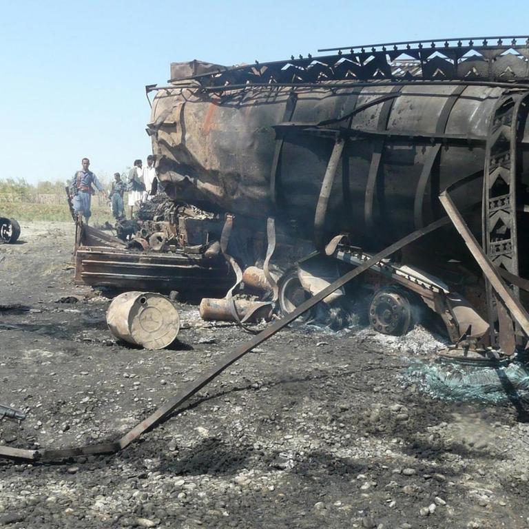 Die afghanische Polizei inspiziert die verbrannten Öltanker am Ort, eines von der NATO geführten Luftangriffs gegen Taliban-Kämpfer in Kunduz (Nordafghanistan), mindestens 50 Menschen wurden dabei getötet