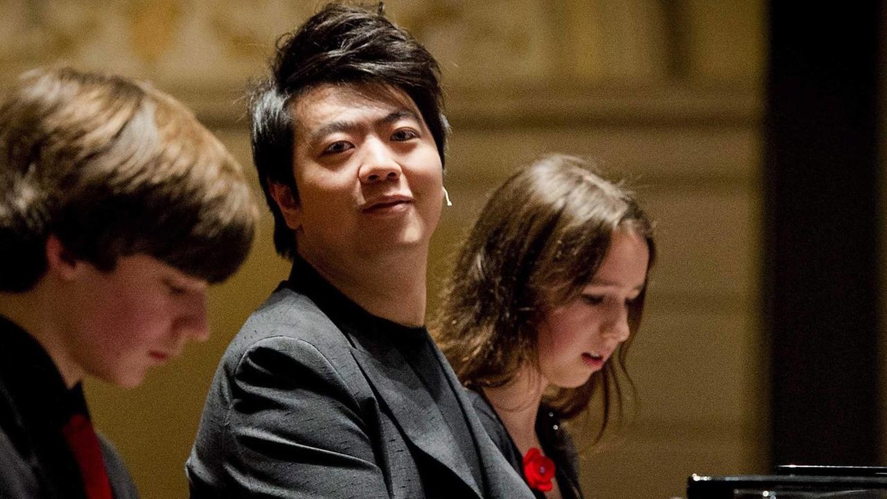 Der chinesische Pianist Lang Lang spielt Klavier mit jungen Leuten Der chinesische Pianist Lang Lang spielt Klavier mit jungen Leuten