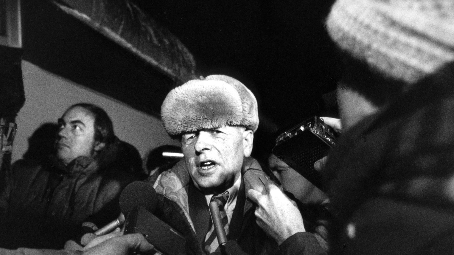 Der sowjetische Atomphysiker und Bürgerrechtler Andrej Sacharow am 23.12.1986 in Moskau geduldig die Regimekritiker und seine Ehefrau kehrten nach fast siebenjähriger Verbannung aus Gorki zurück nach Moskau.