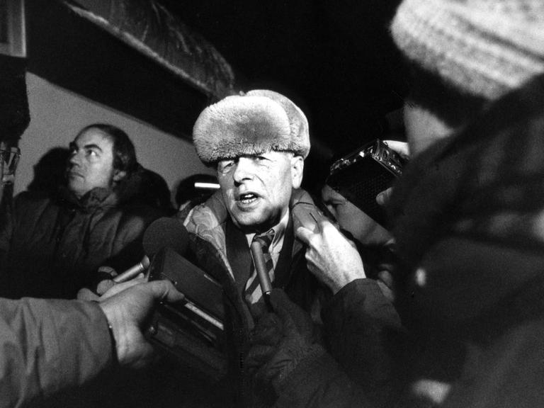 Der sowjetische Atomphysiker und Bürgerrechtler Andrej Sacharow am 23.12.1986 in Moskau geduldig die Regimekritiker und seine Ehefrau kehrten nach fast siebenjähriger Verbannung aus Gorki zurück nach Moskau.