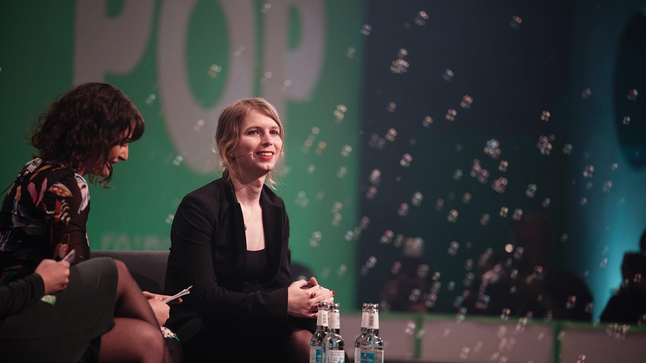 Chelsea Manning beim Fireside Chat mit der Moderatorin Geraldine de Bastion auf der re:publica 2018 Chelsea Manning beim Fireside Chat mit der Moderatorin Geraldine de Bastion auf der re:publica 2018